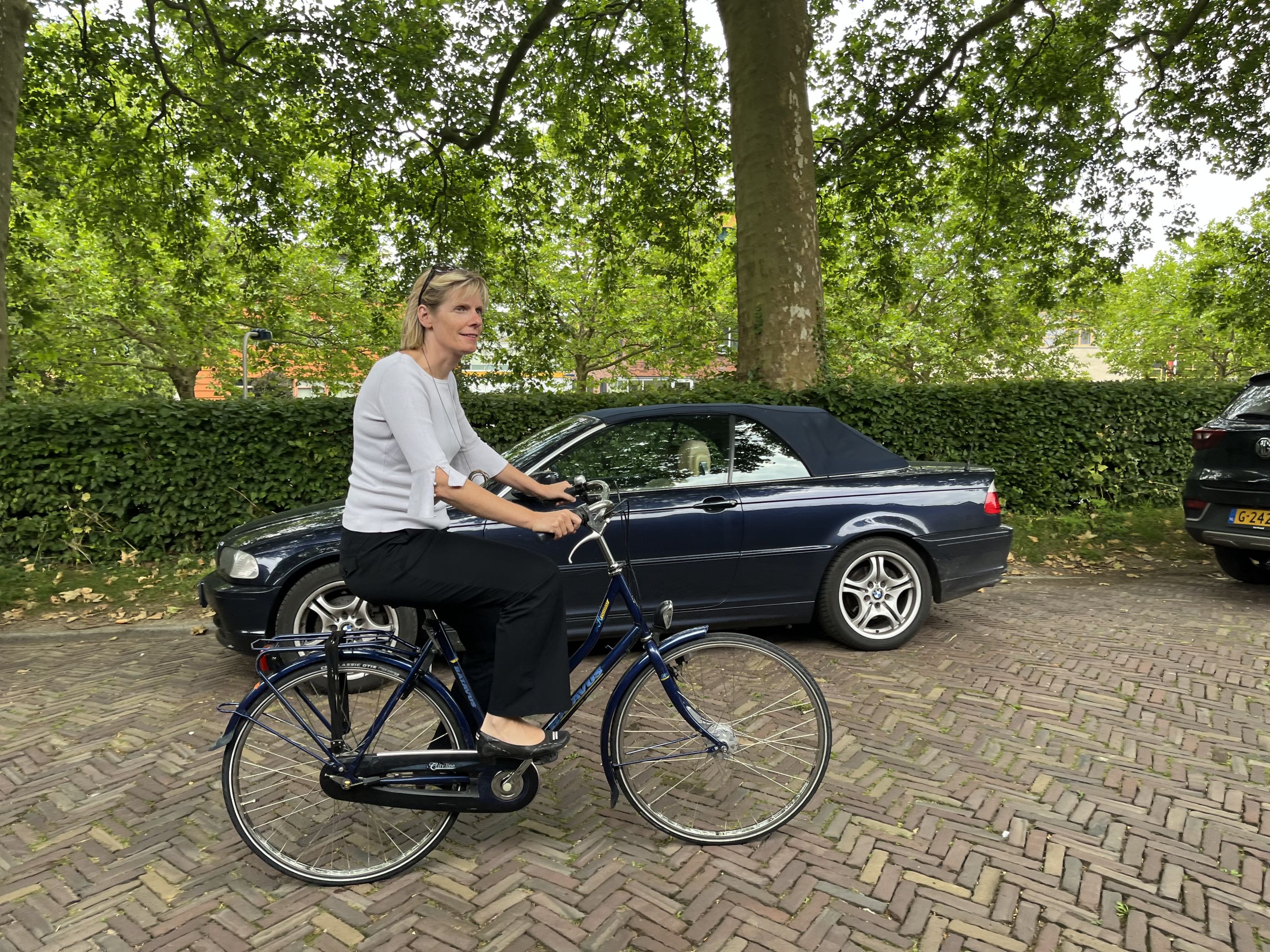 Helga Witjes op de fiets